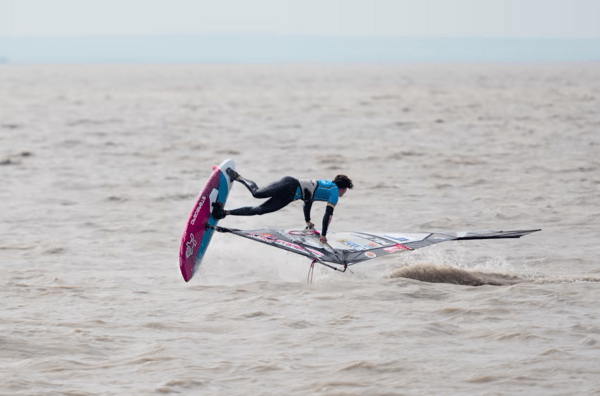 Ο Lennart Neubauer κερδίζει το 1ο του EFPT Surf Opening 2023 στην Αυστρία