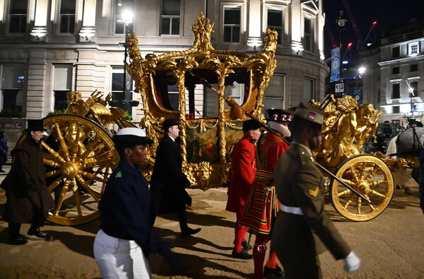 Στέψη βασιλιά Καρόλου: Η εντυπωσιακή πρόβα στους δρόμους του Λονδίνου και η μεγάλη παρέλαση