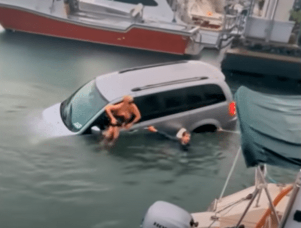 Οδηγός ακολούθησε πιστά το GPS και έπεσε στο λιμάνι