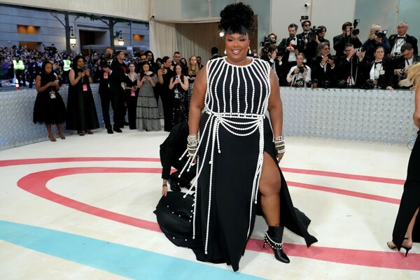 Met Gala 2023: Πώς η Lizzo «τσάκισε» την χονδροφοβία του Lagerfeld με μία της εμφάνιση