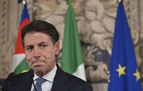 Ιταλία: Αντιεμβολιαστής χαστούκισε τον πρώην πρωθυπουργό Τζουζέπε Κόντε στη μέση του δρόμου