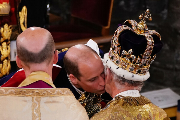 «God save the King»: Κι επίσημα νέος βασιλιάς του Ηνωμένου Βασιλείου ο Κάρολος