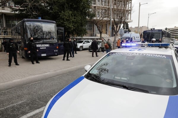 Θεσσαλονίκη: Διακινητής μεταναστών εμβόλισε περιπολικό και προσέκρουσε σε ΙΧ