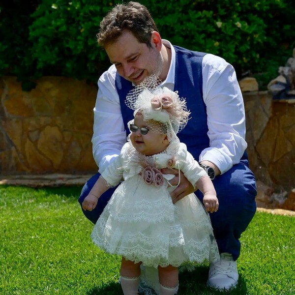 Ο Άκης Πετρετζίκης βάφτισε την 7 μηνών κόρη του κι αποκάλυψε το όνομα