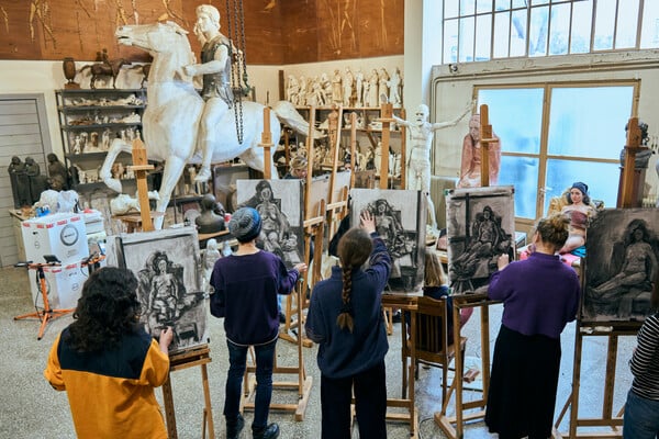 Μια συζήτηση με σπουδαστές της ΑΣΚΤ για την αξία της πλαστικής - χαλκοχυτικής στο πλαίσιο της έκθεσης του Μουσείου Μπενάκη στο Εργαστήριο του Γιάννη Παππά.