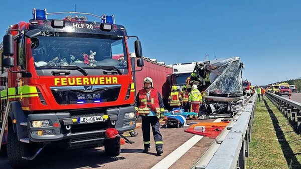 Φορτηγό έπεσε πάνω σε υπεραστικό λεωφορείο- Πάνω από 50 τραυματίες