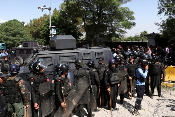 Πακιστάν: Συνελήφθη ο πρώην πρωθυπουργός Χαν	