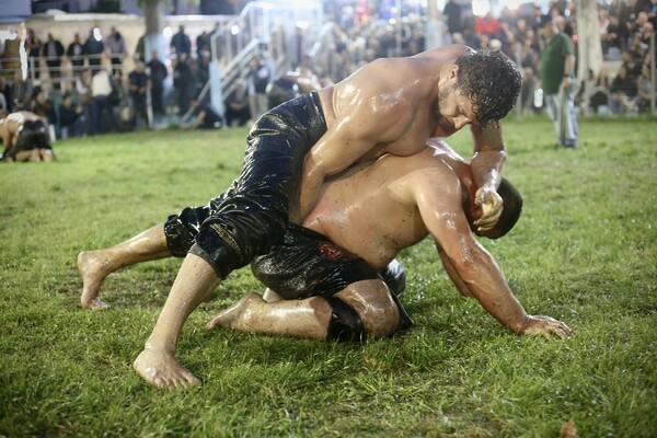 20 φωτογραφίες από τους πρόσφατους παραδοσιακούς αγώνες πάλης με λάδι, στη Νιγρίτα Σερρών.