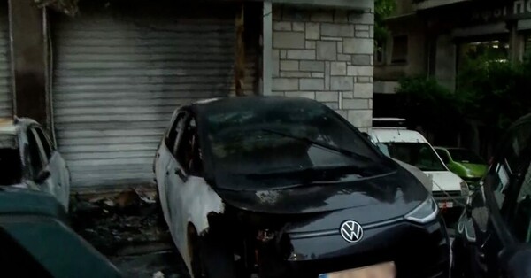 Λεωφόρος Αλεξάνδρας: Φωτιά σε επτά αυτοκίνητα - Εξετάζεται το ενδεχόμενο εμπρησμού