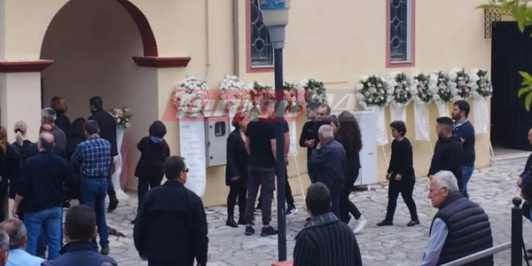 Άρτα: Κατέρρευσαν οι γονείς στην κηδεία- Ροζ κορδέλες και μπομπονιέρες στην εκκλησία