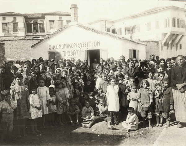 5 αποσπάσματα για την αφιλόξενη υποδοχή των προσφύγων το 1922 (Βαμβακάρης, Σεφέρης, Αθανασιάδης, Βενέζης, πρίγκιπας Ανδρέας) 