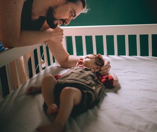 Γιατί οι ενήλικες πρέπει να μιλάνε πολύ στα μωρά- και πώς βοηθάει την μυελίνη τους