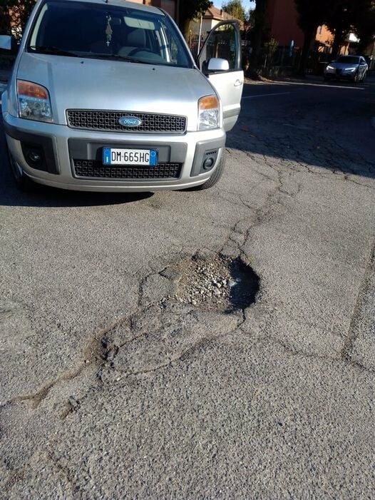 Italian man fined nearly €900 for filling in pothole hits out at ‘injustice’