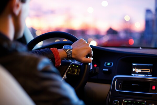 Ευρωπαϊκό Βαρόμετρο Οδήγησης: Οι άνδρες κάτω των 35 οδηγούν όλο και πιο επικίνδυνα