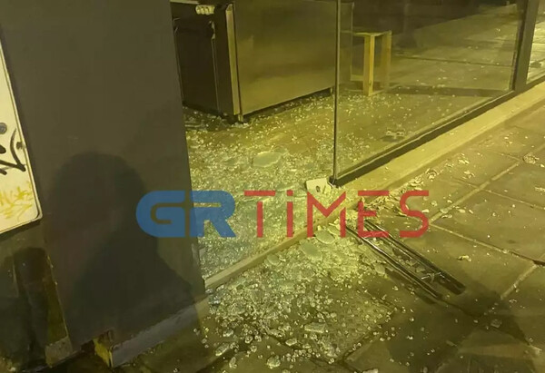 Θεσσαλονίκη: Άνδρας σε αμόκ πέταξε τηλεόραση από μπαλκόνι- Έσπασε τζαμαρία καταστήματος και αυτοκίνητα