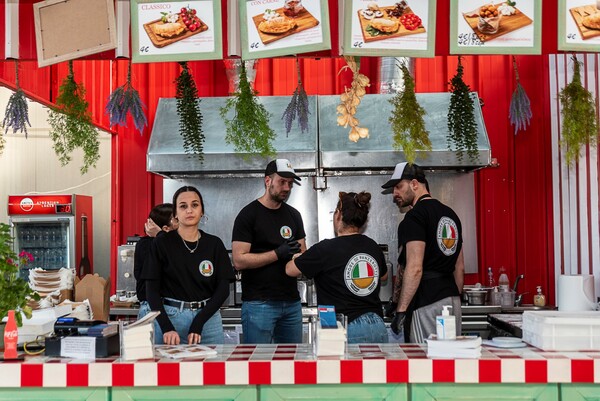 Ταϊλανδέζικο hot - dog, ιταλικά panzerotti και αμερικάνικα sliders: Όσα πρωτότυπα δοκιμάσαμε στο φετινό Athens Street Food Festival