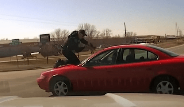 Iowa: Police officer clings to roof of car as suspect tries to escape
