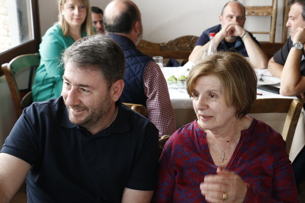 Νίκος Ανδρουλάκης: Γευμάτισε με δημοσιογράφους σε ταβέρνα στο Ηράκλειο