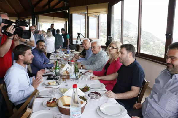 Νίκος Ανδρουλάκης: Γευμάτισε με δημοσιογράφους σε ταβέρνα στο Ηράκλειο Κρήτης