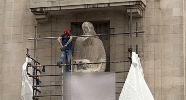 Λονδίνο: Σκαρφάλωσε στη σκαλωσιά με μάσκα Spiderman για να βανδαλίσει άγαλμα