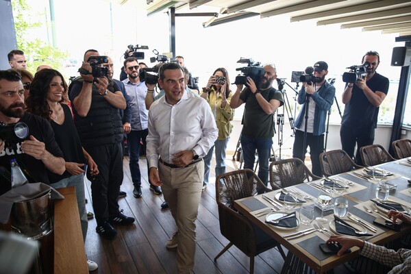 Ο Αλέξης Τσίπρας στο Μικρολίμανο- Γεύμα με δημοσιογράφους σε χαλαρή διάθεση