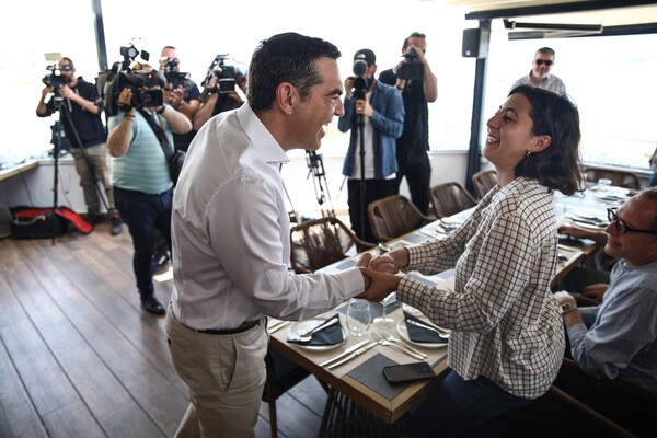 Ο Αλέξης Τσίπρας στο Μικρολίμανο- Γεύμα με δημοσιογράφους σε χαλαρή διάθεση