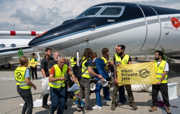 Ελβετία: Ακτιβιστές για το κλίμα διέκοψαν την αεροπορική κυκλοφορία στη Γενεύη