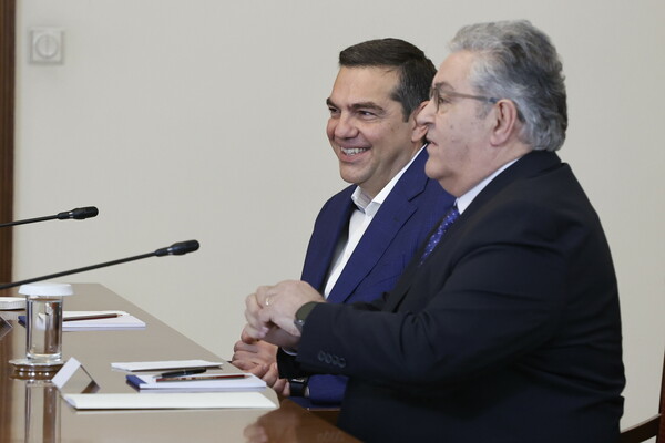 Εκλογές 2023 – Σύσκεψη πολιτικών αρχηγών: Η αμηχανία Τσίπρα, η χειραψία με Μητσοτάκη και τα πηγαδάκια