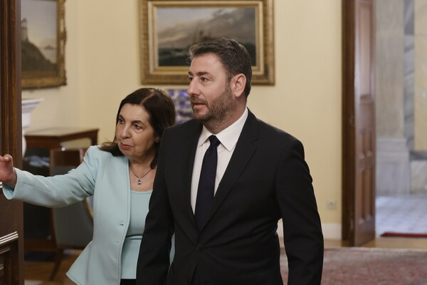Εκλογές 2023 – Σύσκεψη πολιτικών αρχηγών: Η αμηχανία Τσίπρα, η χειραψία με Μητσοτάκη και τα πηγαδάκια