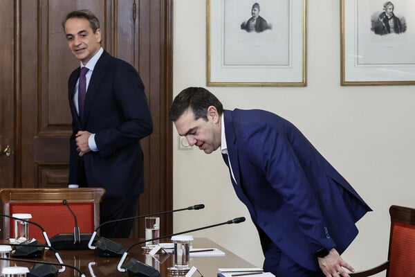 Εκλογές 2023 – Σύσκεψη πολιτικών αρχηγών: Η αμηχανία Τσίπρα, η χειραψία με Μητσοτάκη και τα πηγαδάκια