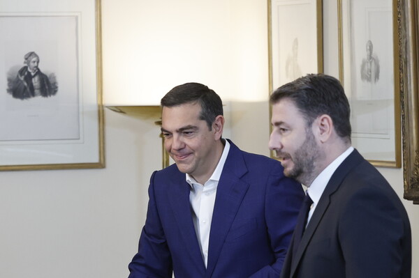 Εκλογές 2023 – Σύσκεψη πολιτικών αρχηγών: Η αμηχανία Τσίπρα, η χειραψία με Μητσοτάκη και τα πηγαδάκια