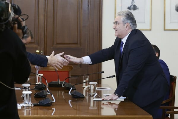 Εκλογές 2023 – Σύσκεψη πολιτικών αρχηγών: Η αμηχανία Τσίπρα, η χειραψία με Μητσοτάκη και τα πηγαδάκια