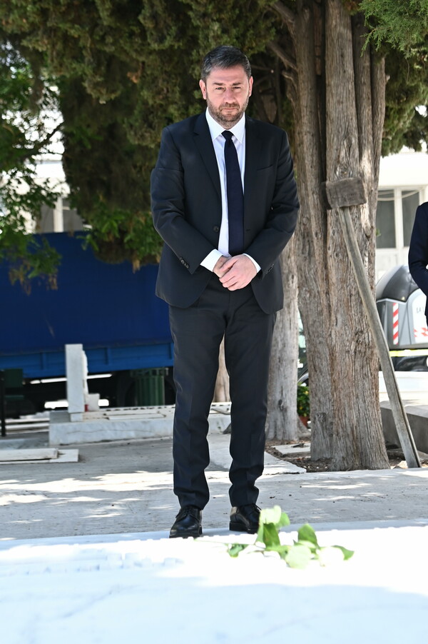 Νίκος Ανδρουλάκης: Άφησε ένα λευκό τριαντάφυλλο στον τάφο της Φώφης Γεννηματά