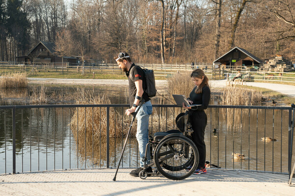 Εμφύτευμα αλλάζει την ζωή άνδρα με παράλυση- Μπορεί να περπατήσει ξανά 