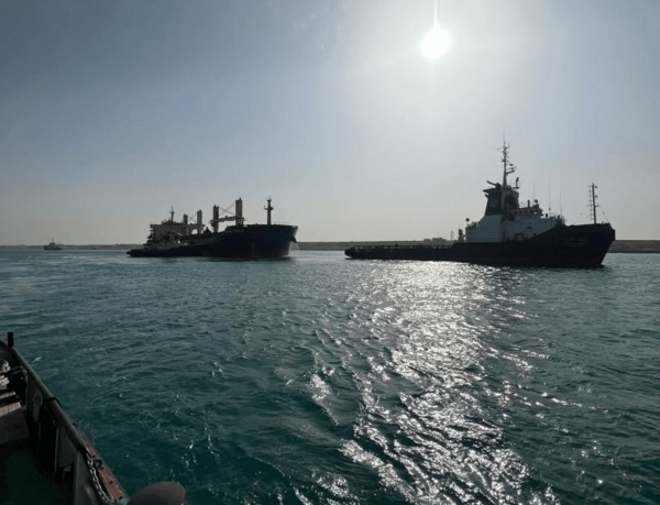Διώρυγα του Σουέζ: Πλέει ξανά το φορτηγό πλοίο που είχε προσαράξει προκαλώντας προβλήματα