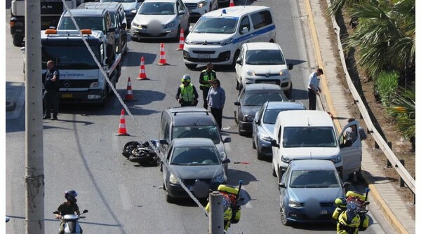 Τροχαίο με νεκρό στην Παραλιακή - Mηχανή τράκαρε με τουλάχιστον επτά αυτοκίνητα