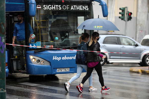 Καιρός: Βροχές και καταιγίδες από το μεσημέρι– Πού θα είναι έντονα τα φαινόμενα