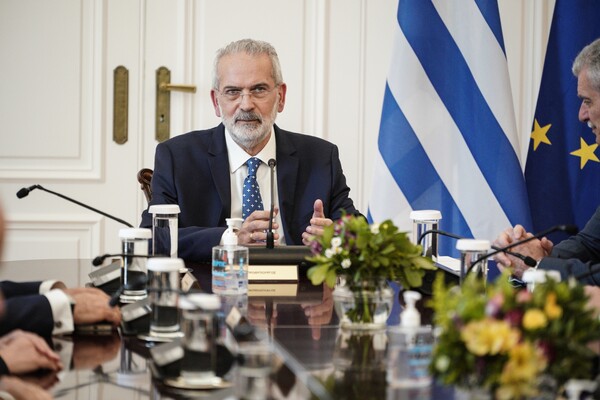 Σαρμάς: «Έχουμε χρέος να είμαστε ουδέτεροι και αμερόληπτοι» - Η εισήγηση του πρωθυπουργού
