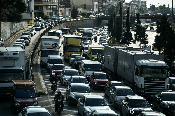 Κίνηση στους δρόμους: Καραμπόλα 6 οχημάτων στον Κηφισό- Μποτιλιάρισμα χιλιομέτρων