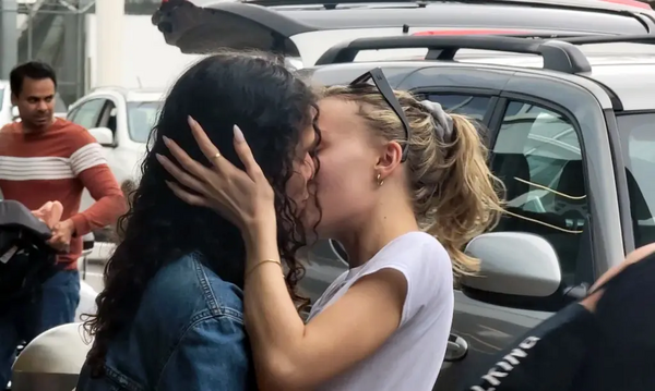 Το παθιασμένο φιλί της Λίλι Ρόουζ Ντεπ στη 070 Shake: «4 μήνες με τον έρωτά μου»