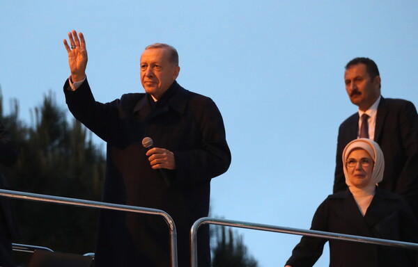 Εκλογές στην Τουρκία: Τι λένε οι στίχοι του τραγουδιού που είπε ο Ερντογάν μετά τη νίκη του