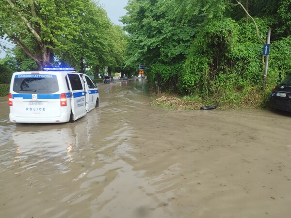 Ιωάννινα: Σφοδρή βροχόπτωση και χαλάζι - Ποτάμια οι δρόμοι
