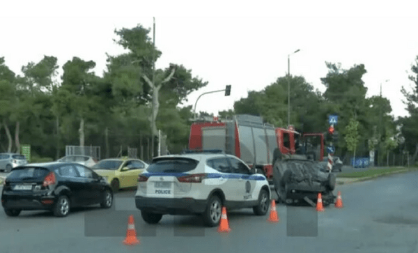 Τροχαίο στη λεωφόρο Μαραθώνος: Αυτοκίνητο χτύπησε σε καφάο και ανετράπη-Το βίντεο της σύγκρουσης 