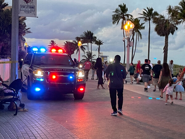Πυροβολισμοί Φλόριντα: Εννέα τραυματίες στην πολυσύχναστη παραλία Χόλιγουντ 