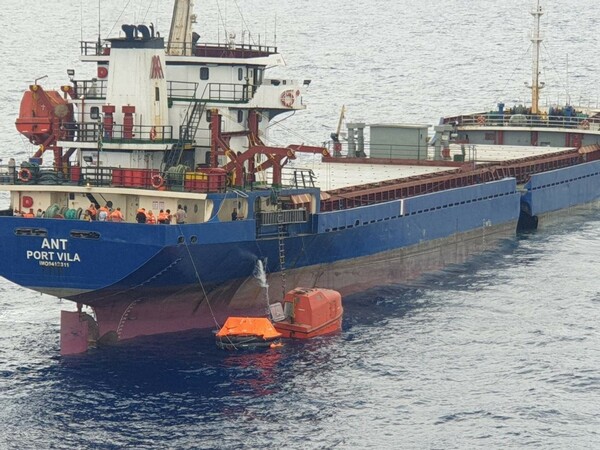 Σύγκρουση πλοίων στη Χίο: Εικόνες από τη μεγάλη επιχείρηση – Ο ένας καπετάνιος αρνήθηκε την ελληνική βοήθεια