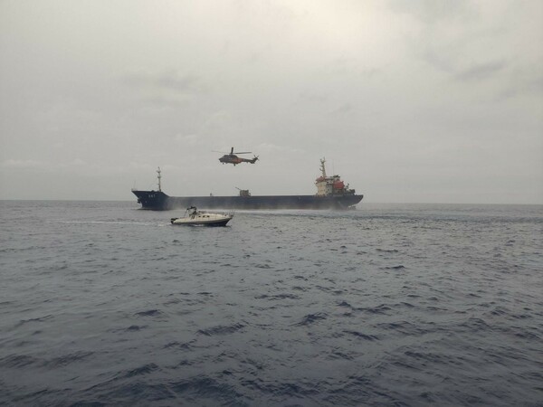 Σύγκρουση πλοίων στη Χίο: Εικόνες από τη μεγάλη επιχείρηση – Ο ένας καπετάνιος αρνήθηκε την ελληνική βοήθεια