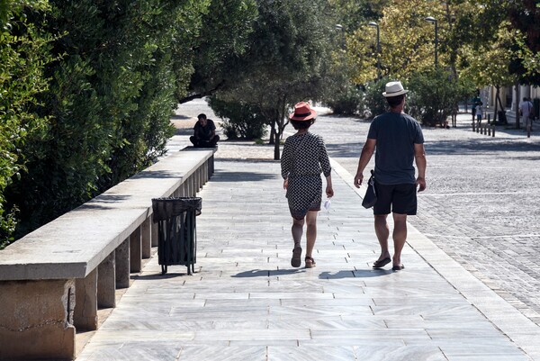 Καιρός Αγίου Πνεύματος: Πού θα βρέξει το τριήμερο - «Φλερτάρει» με 30άρια η θερμοκρασία