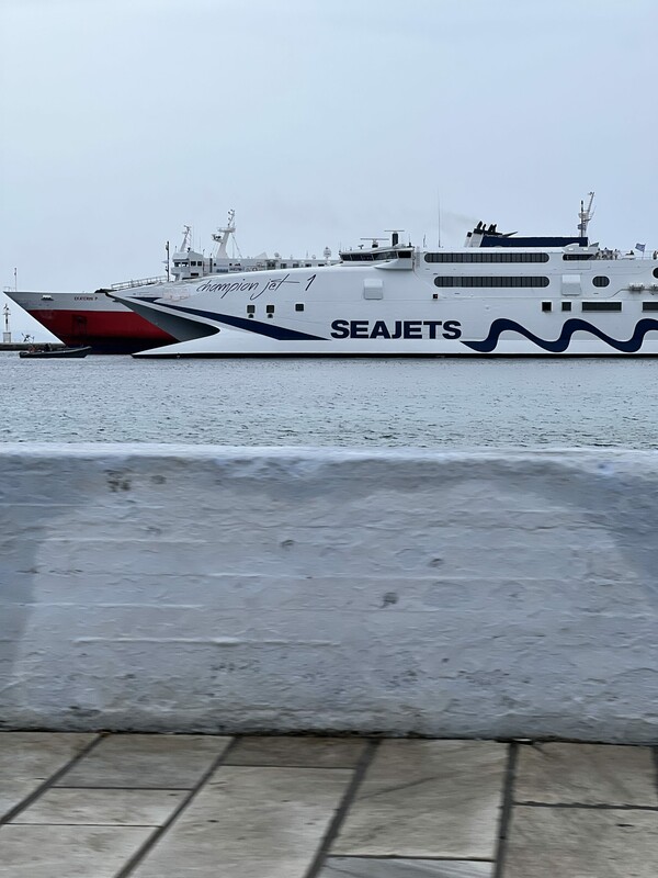 Σύγκρουση πλοίων στο λιμάνι της Τήνου - Ταλαιπωρία για τους επιβαίνοντες