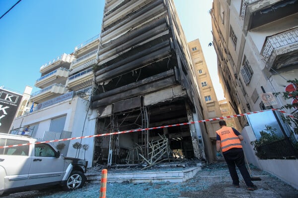 Φωτιά σε κατάστημα επίπλων στον Άλιμο: Όλα δείχνουν εμπρησμό - Νέο βίντεο