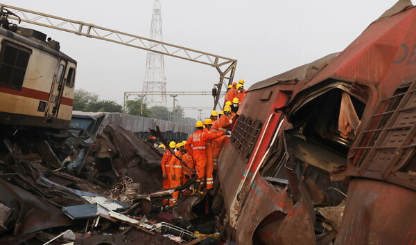 Σύγκρουση τρένων στην Ινδία: Φόβοι πως οι νεκροί θα φτάσουν τους 380 - Πρώτα στοιχεία για τα αίτια
